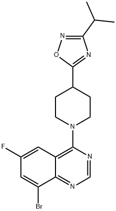 5-(1-(8-broMo-6-fluoroquinazolin-4-yl)piperidin-4-yl)-3-isopropyl-1,2,4-oxadiazole Struktur