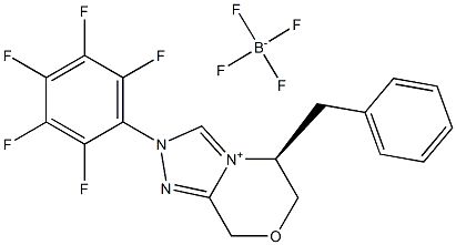 (5S)-5,6-dihydro-2-(2,3,4,5,6-pentafluorophenyl)-5-(phenylmethyl)-8H-1,2,4-Triazolo[3,4-c][1,4]oxazinium tetrafluoroborate Struktur