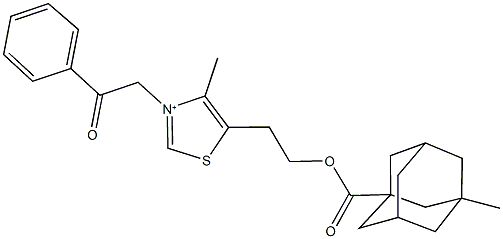 4-methyl-5-(2-{[(3-methyl-1-adamantyl)carbonyl]oxy}ethyl)-3-(2-oxo-2-phenylethyl)-1,3-thiazol-3-ium Struktur