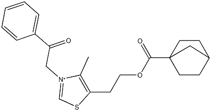 5-{2-[(bicyclo[2.2.1]hept-1-ylcarbonyl)oxy]ethyl}-4-methyl-3-(2-oxo-2-phenylethyl)-1,3-thiazol-3-ium Struktur