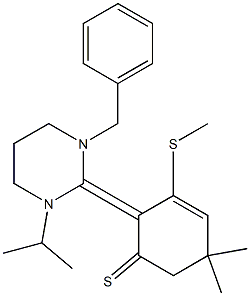 5,5-Dimethyl-2-[(1-benzyl-3-isopropylhexahydropyrimidin)-2-ylidene]-3-(methylthio)-3-cyclohexene-1-thione Struktur