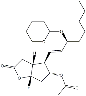 (3aR,4R,5R,6aS)-5-Acetoxy-4-[(1E,3S)-3-(tetrahydro-2H-pyran-2-yloxy)-1-octenyl]hexahydro-2H-cyclopenta[b]furan-2-one Struktur