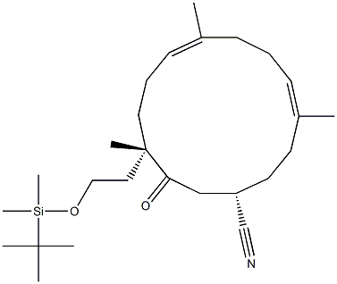 (1S,4S,7E,11E)-4-[2-(tert-Butyldimethylsiloxy)ethyl]-3-oxo-4,8,12-trimethylcyclotetradeca-7,11-diene-1-carbonitrile Struktur