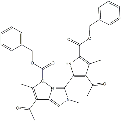 [2-Methyl-3-[3-acetyl-5-[(benzyloxy)carbonyl]-4-methyl-1H-pyrrol-2-yl]-6-methyl-7-acetyl-2H-pyrrolo[1,2-c]imidazol-4-ium]-5-ide-5-carboxylic acid benzyl ester Struktur