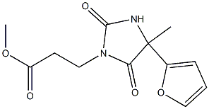 methyl 3-[4-(furan-2-yl)-4-methyl-2,5-dioxoimidazolidin-1-yl]propanoate Struktur