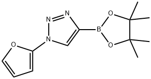 1-(furan-2-yl)-4-(4,4,5,5-tetramethyl-1,3,2-dioxaborolan-2-yl)-1H-1,2,3-triazole Struktur