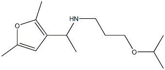 [1-(2,5-dimethylfuran-3-yl)ethyl][3-(propan-2-yloxy)propyl]amine Struktur