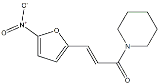 3-(5-nitro-2-furyl)-1-piperidinoprop-2-en-1-one Struktur