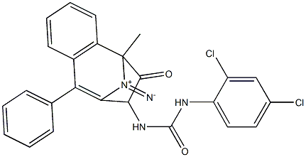 N-(2,5-diaza-2-methyl-3-oxo-6-phenylbicyclo[5.4.0]undeca-1(7),5,8,10-tetraen-4-yl)((2,4-dichlorophenyl)amino)formamide Struktur