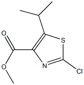 Methyl 2-chloro-5-isopropyl-1,3-thiazole-4-carboxylate Struktur