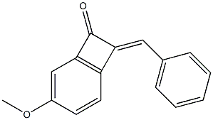 4-Methoxy-8-[(E)-benzylidene]bicyclo[4.2.0]octa-1(6),2,4-trien-7-one Struktur