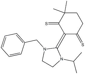 4,4-Dimethyl-2-[(1-benzyl-3-isopropyltetrahydro-1H-imidazol)-2-ylidene]cyclohexane-1,3-dithione Struktur