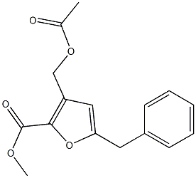 3-(Acetoxymethyl)-5-benzyl-2-furancarboxylic acid methyl ester Struktur