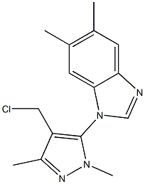 1-[4-(chloromethyl)-1,3-dimethyl-1H-pyrazol-5-yl]-5,6-dimethyl-1H-1,3-benzodiazole Struktur