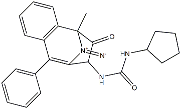 N-(2,5-diaza-2-methyl-3-oxo-6-phenylbicyclo[5.4.0]undeca-1(7),5,8,10-tetraen-4-yl)(cyclopentylamino)formamide Struktur