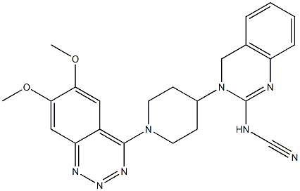 4-[4-[(2-Cyanoamino-3,4-dihydroquinazolin)-3-yl]piperidino]-6,7-dimethoxy-1,2,3-benzotriazine Struktur