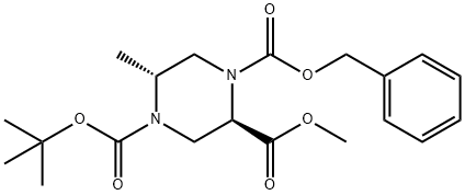 1,2,4-Piperazinetricarboxylic acid, 5-methyl-, 4-(1,1-dimethylethyl) 2-methyl 1-(phenylmethyl) ester, (2R,5R)- Struktur