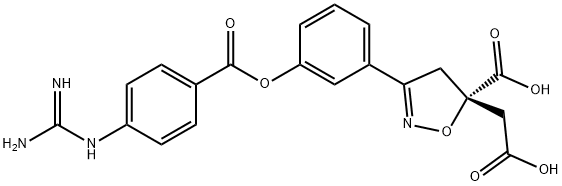 5-Isoxazoleacetic acid, 3-[3-[[4-[(aminoiminomethyl)amino]benzoyl]oxy]phenyl]-5-carboxy-4,5-dihydro-, (5S)- Struktur