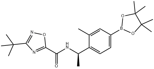 1,2,4-Oxadiazole-5-carboxamide, 3-(1,1-dimethylethyl)-N-[(1R)-1-[2-methyl-4-(4,4,5,5-tetramethyl-1,3,2-dioxaborolan-2-yl)phenyl]ethyl]- Struktur