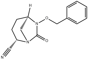 1,6-Diazabicyclo[3.2.1]octane-2-carbonitrile, 7-oxo-6-(phenylmethoxy)-, (2S,5R)- Struktur