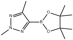 2,4-dimethyl-5-(4,4,5,5-tetramethyl-1,3,2-dioxabor
olan-2-yl)-2H-1,2,3-triazole Struktur