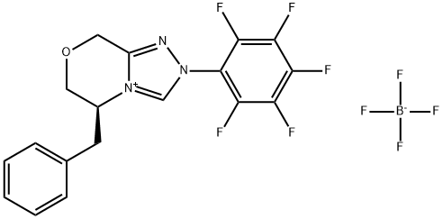 8H-1,2,4-Triazolo[3,4-c][1,4]oxazin-4-ium, 2,5,6,8-tetrahydro-2-(2,3,4,5,6-pentafluorophenyl)-5-(phenylmethyl)-, (5S)-, tetrafluoroborate(1-) (1:1) Struktur