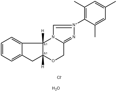 (5aR,10bS)-2-Mesityl-4,5a,6,10b-tetrahydroindeno[2,1-b][1,2,4]triazolo[4,3-d][1,4]oxazin-2-ium chloride hydrate Struktur