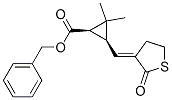 (1R,3S)-3-[[(E)-Tetrahydro-2-oxothiophene-3-ylidene]methyl]-2,2-dimethylcyclopropanecarboxylic acid benzyl ester Struktur