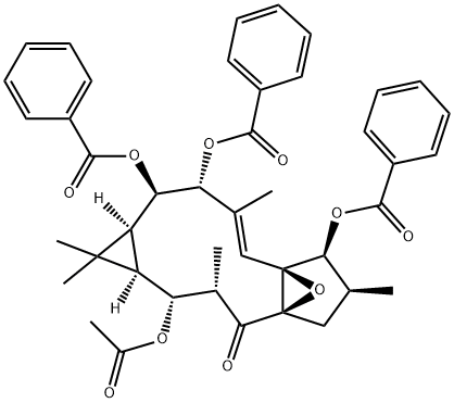 (1aR,2R,3S,4aR,6S,7S,7aS,8E,10R,11R,11aS)-2-Acetyloxy-7,10,11-tris(benzoyloxy)-1a,2,3,6,7,10,11,11a-octahydro-1,1,3,6,9-pentamethyl-4a,7a-epoxy-5H-cyclopenta[a]cyclopropa[f]cycloundecen-4(1H)-one Struktur