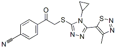 4-(2-{[4-CYCLOPROPYL-5-(4-METHYL-1,2,3-THIADIAZOL-5-YL)-4H-1,2,4-TRIAZOL-3-YL]SULFANYL}ACETYL)BENZONITRILE Struktur