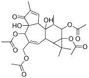 4,9,9a-Tris(acetyloxy)-3-[(acetyloxy)methyl]-1,1a,1b,4,4a,7a,7b,8,9,9a-decahydro-4a,7b-dihydroxy-1,1,6,8-tetramethyl-5H-cyclopropa[3,4]benz[1,2-e]azulen-5-one Struktur