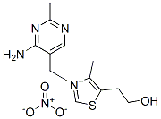 3-[(4-Amino-2-methylpyrimidin-5-yl)methyl]-5-(2-hydroxyethyl)-4-methylthiazolium  nitrate Struktur