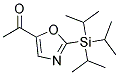 1-{2-[tris(methylethyl)silyl]-1,3-oxazol-5-yl}ethan-1-one Struktur